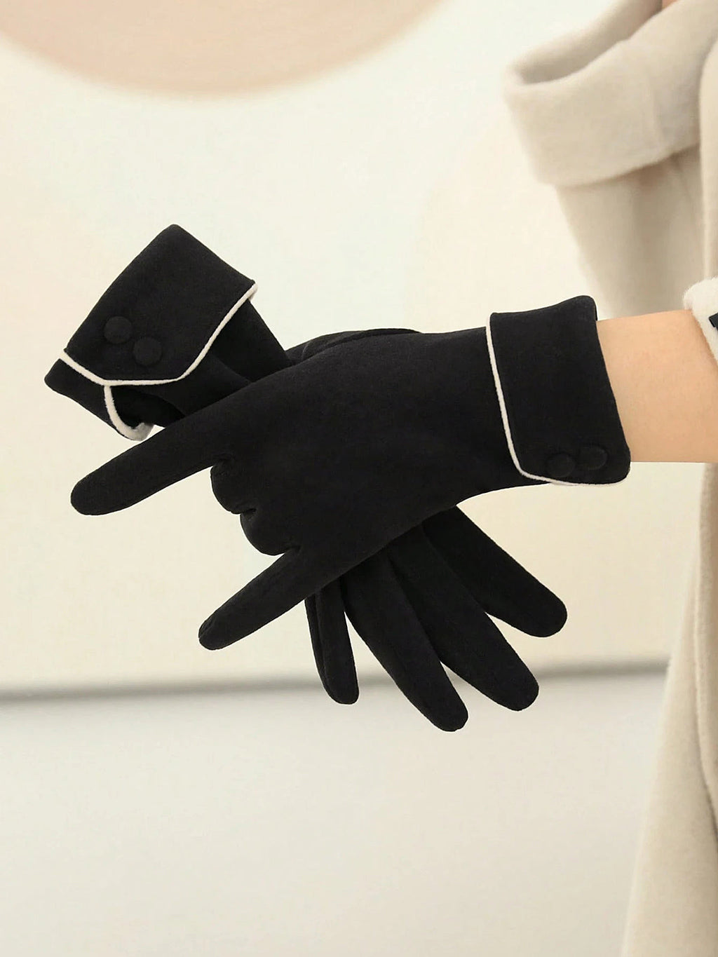 Handschuhe mit kontrastierenden Paspeln und Knopfdetail