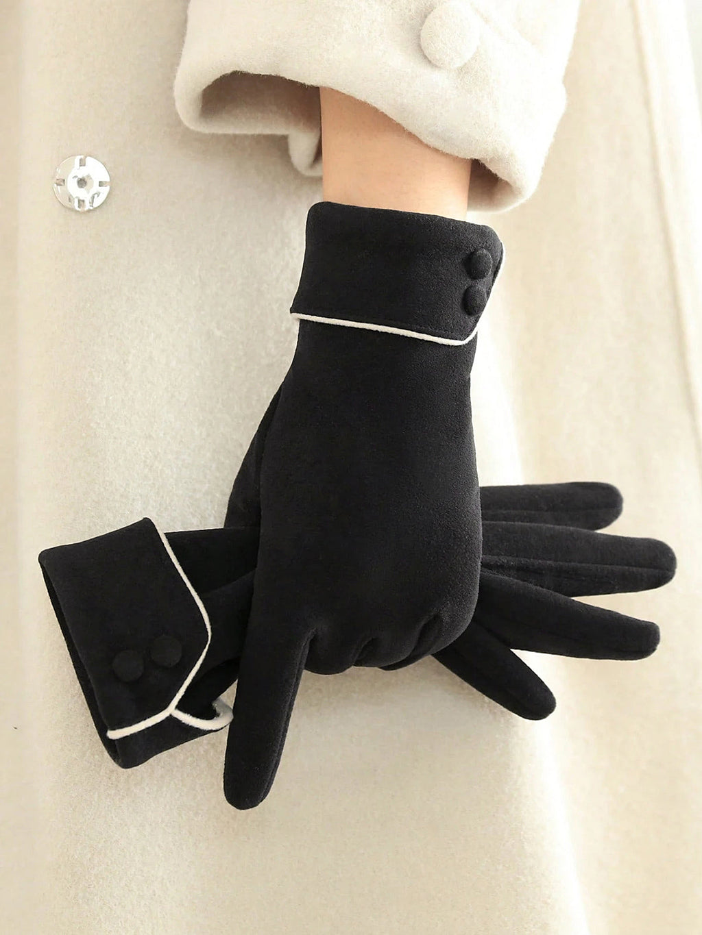 Handschuhe mit kontrastierenden Paspeln und Knopfdetail