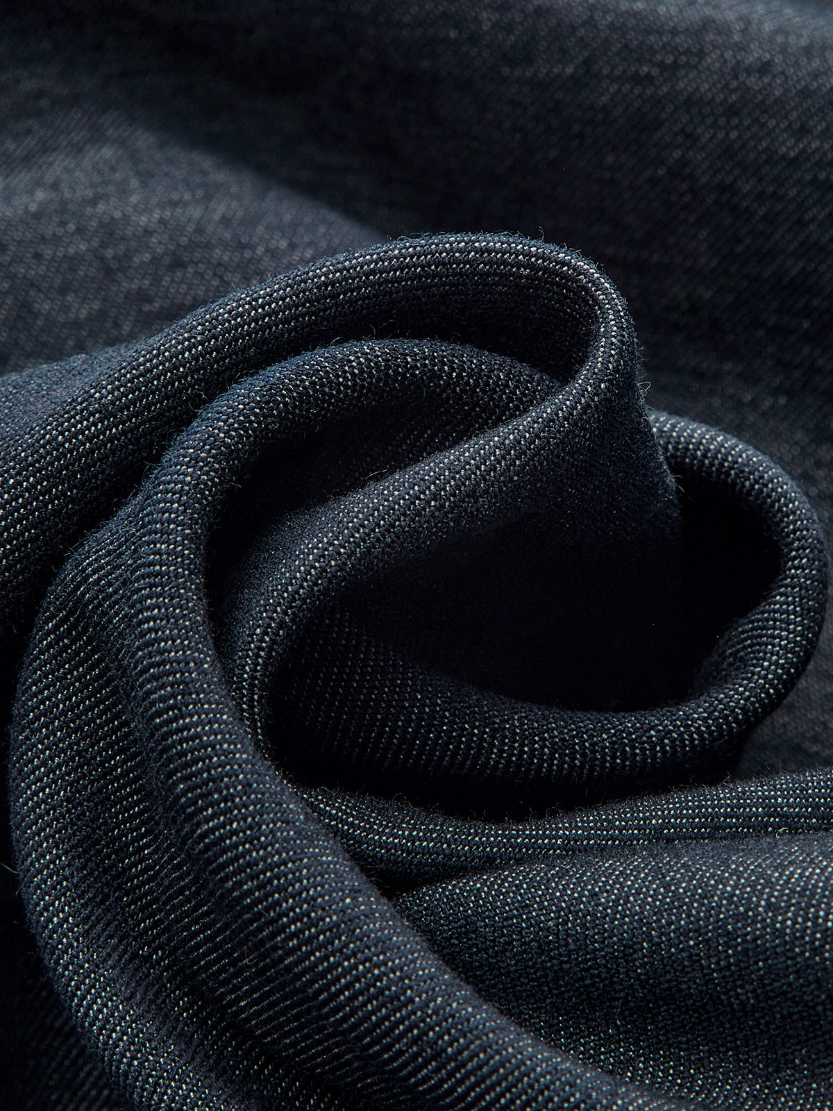 Pantalon mi-taille retroussé avec détails métalliques