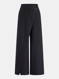 Weite Nadelstreifen-Hose mit asymmetrischer Knopfleiste