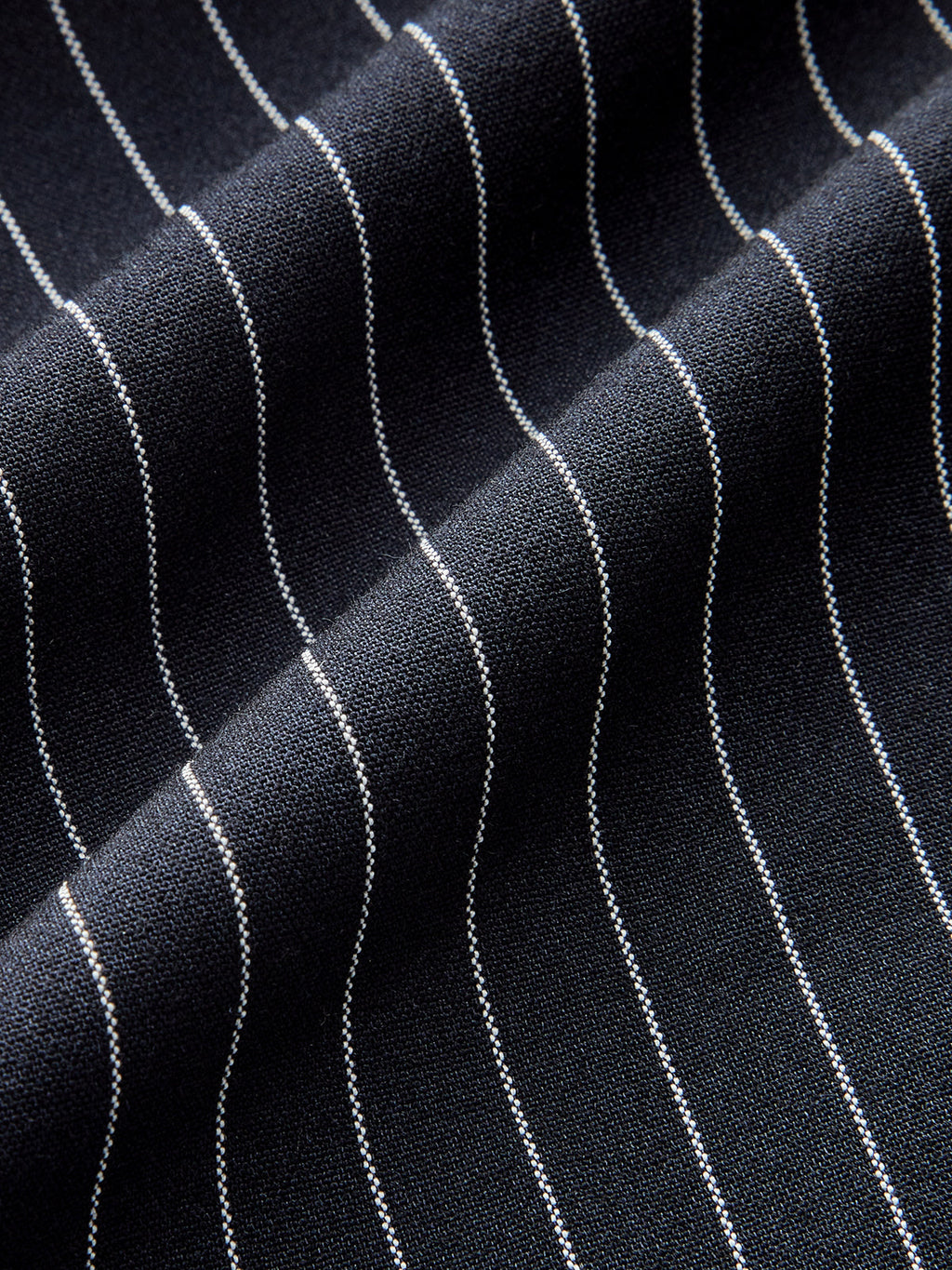 Weite Nadelstreifen-Hose mit asymmetrischer Knopfleiste