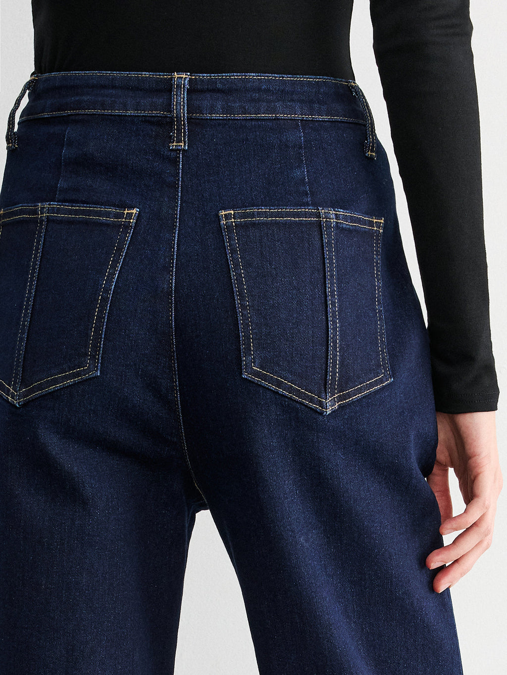 High-Waist Straight-Leg Jeans mit Knopfleiste
