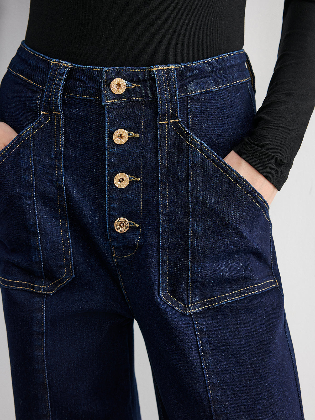 High-Waist Straight-Leg Jeans mit Knopfleiste