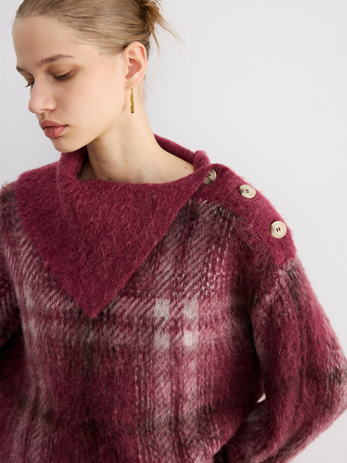 Pull en maille mélangée de laine à col asymétrique écossais boutonné