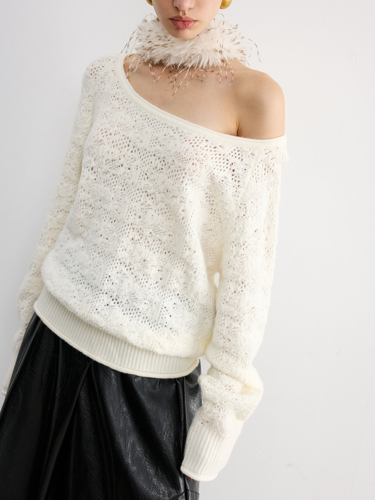 Pull en tricot ajouré à épaules dénudées