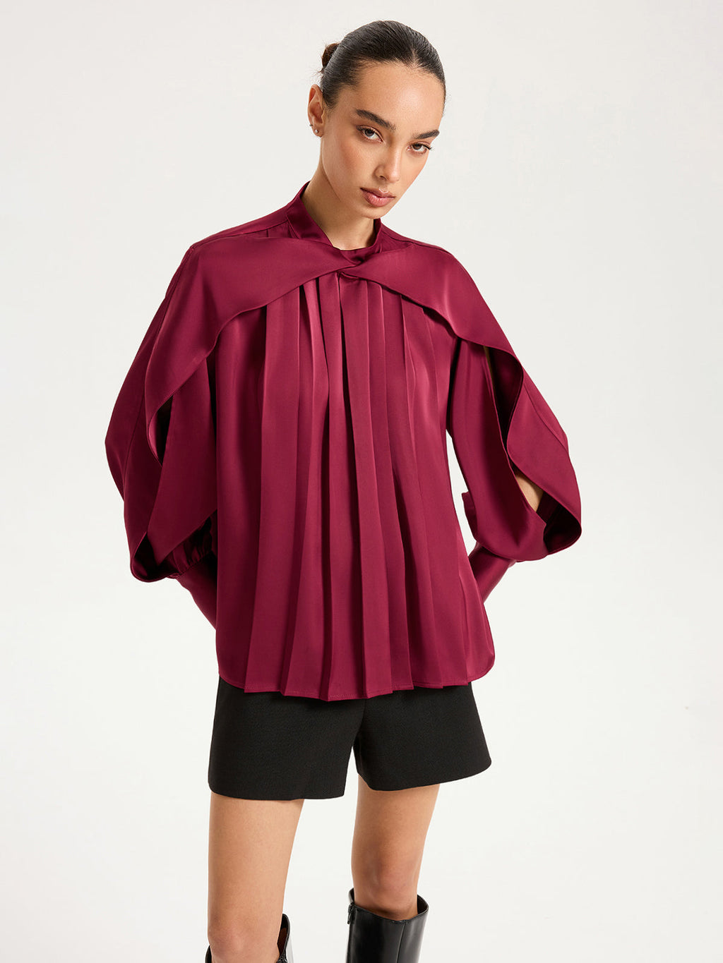 Satin-Plisseebluse mit Cut-Out-Ärmel