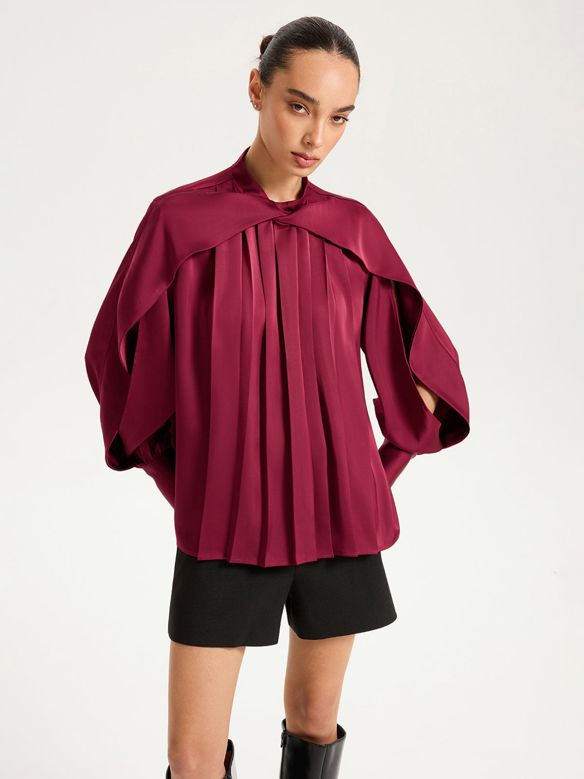 Satin-Plisseebluse mit Cut-Out-Ärmel