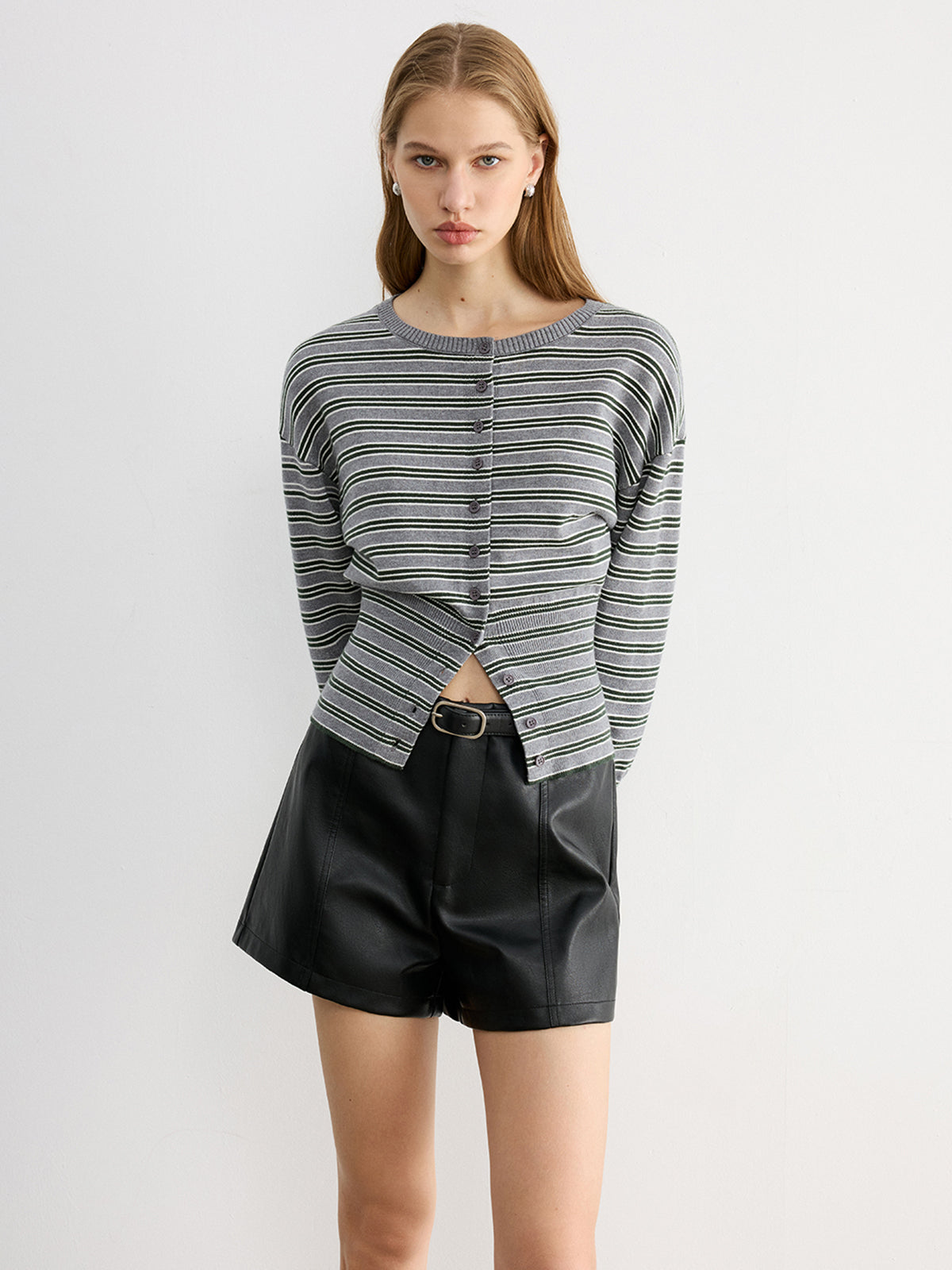 Gestreifte Strickjacke mit Taillengürtel