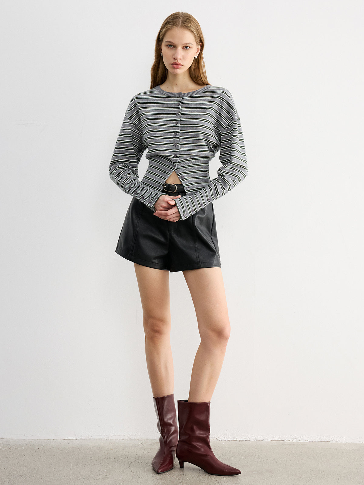 Gestreifte Strickjacke mit Taillengürtel