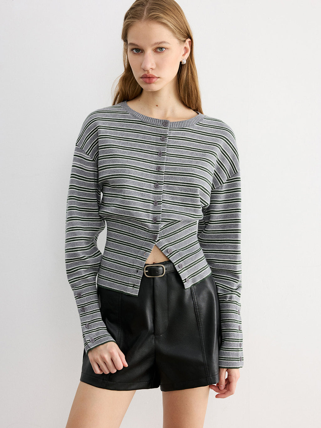 Gestreifte Strickjacke mit Taillengürtel