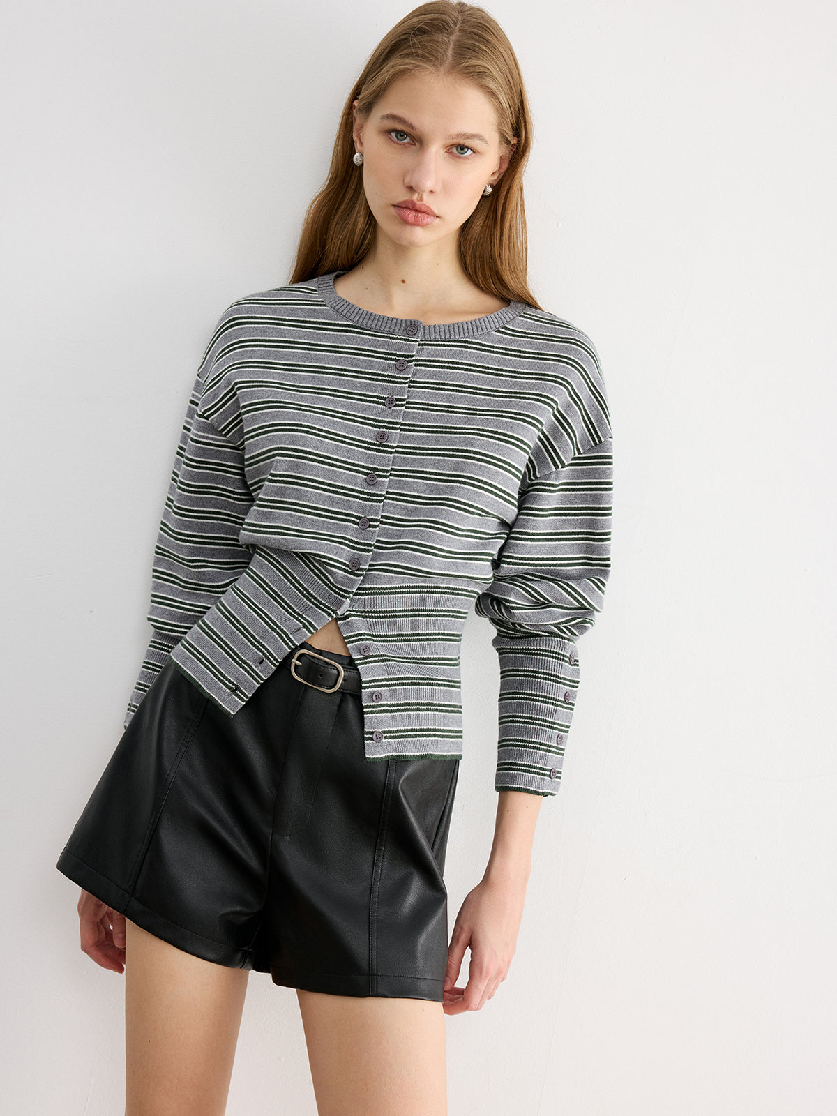 Gestreifte Strickjacke mit Taillengürtel