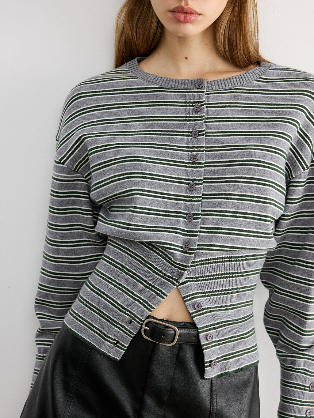 Gestreifte Strickjacke mit Taillengürtel