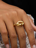 Goldener offener Ring mit Knoten-Design