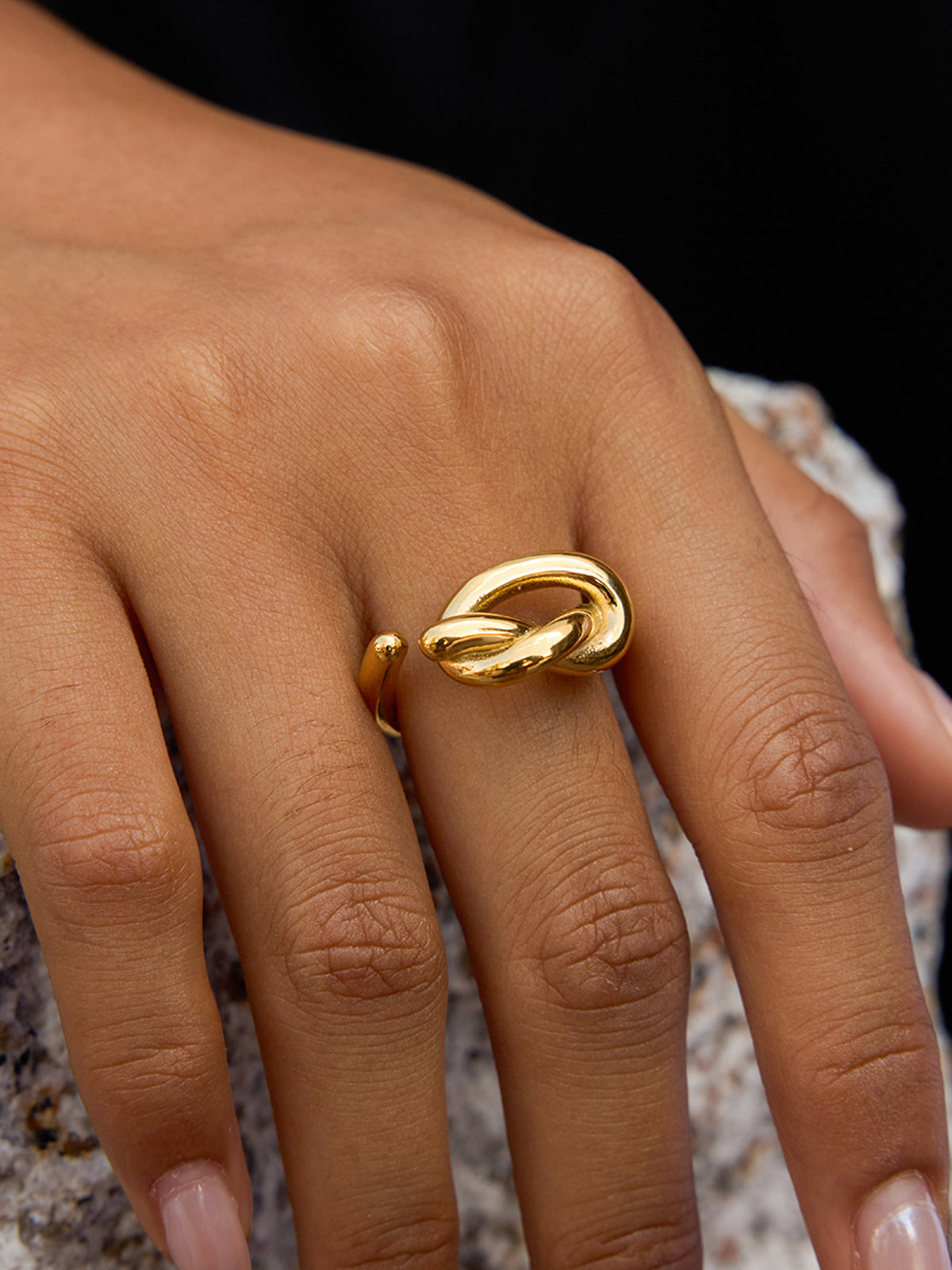 Goldener offener Ring mit Knoten-Design