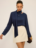 Chemisier asymétrique en satin à col lavallière et détails boutonnés