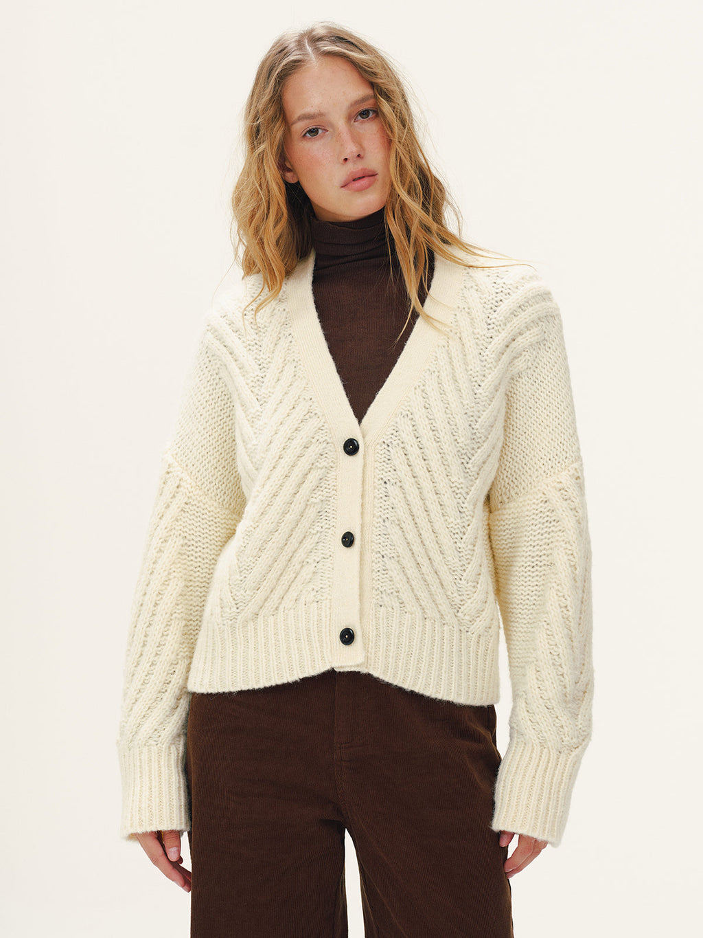 Strickjacke aus Wollmischung mit Zopfmuster, V-Ausschnitt und Knöpfen