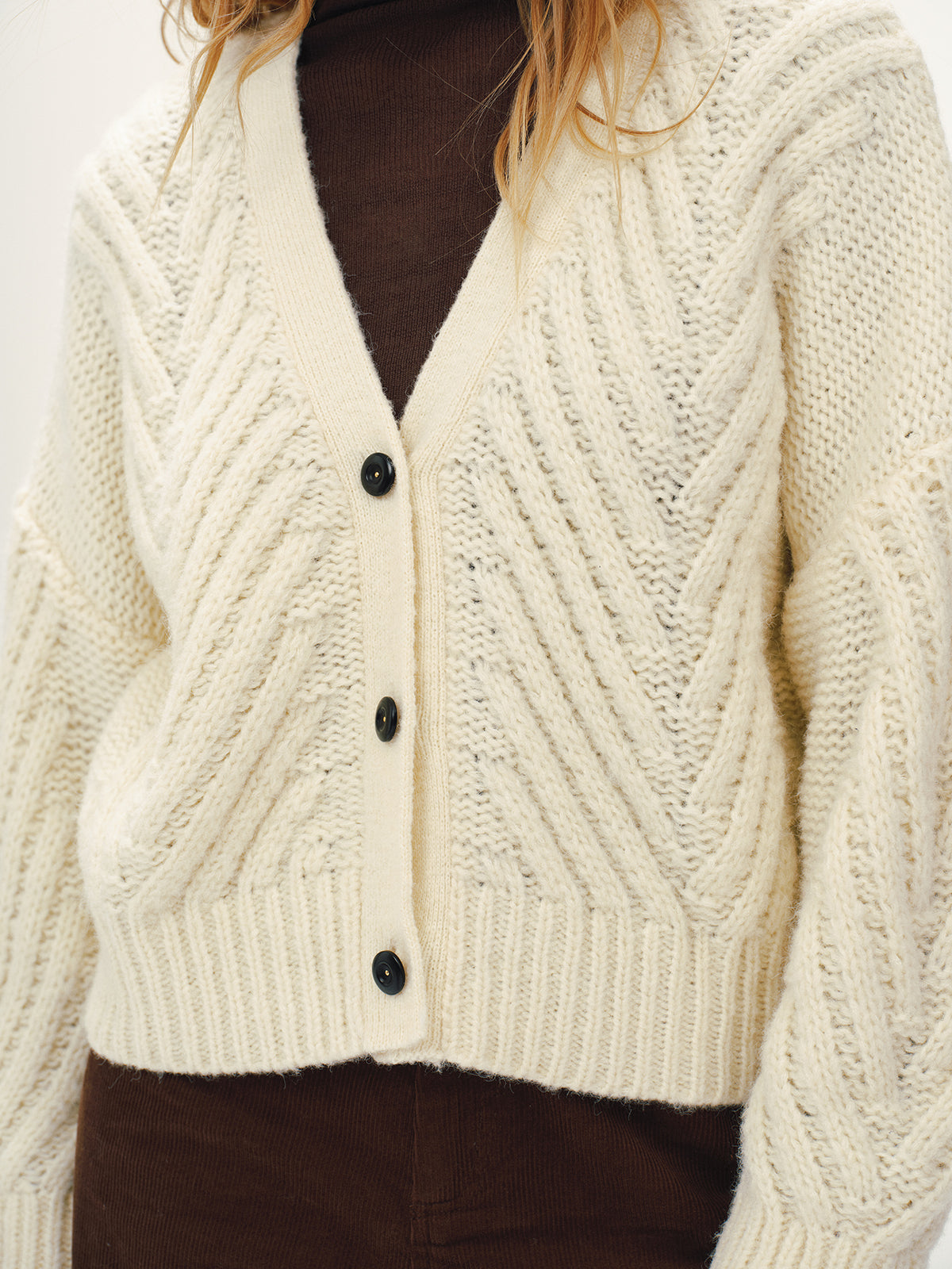 Strickjacke aus Wollmischung mit Zopfmuster, V-Ausschnitt und Knöpfen