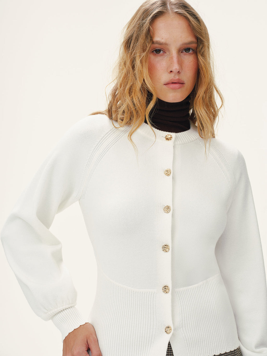 Cardigan mit Muschelrand und Metallknöpfen