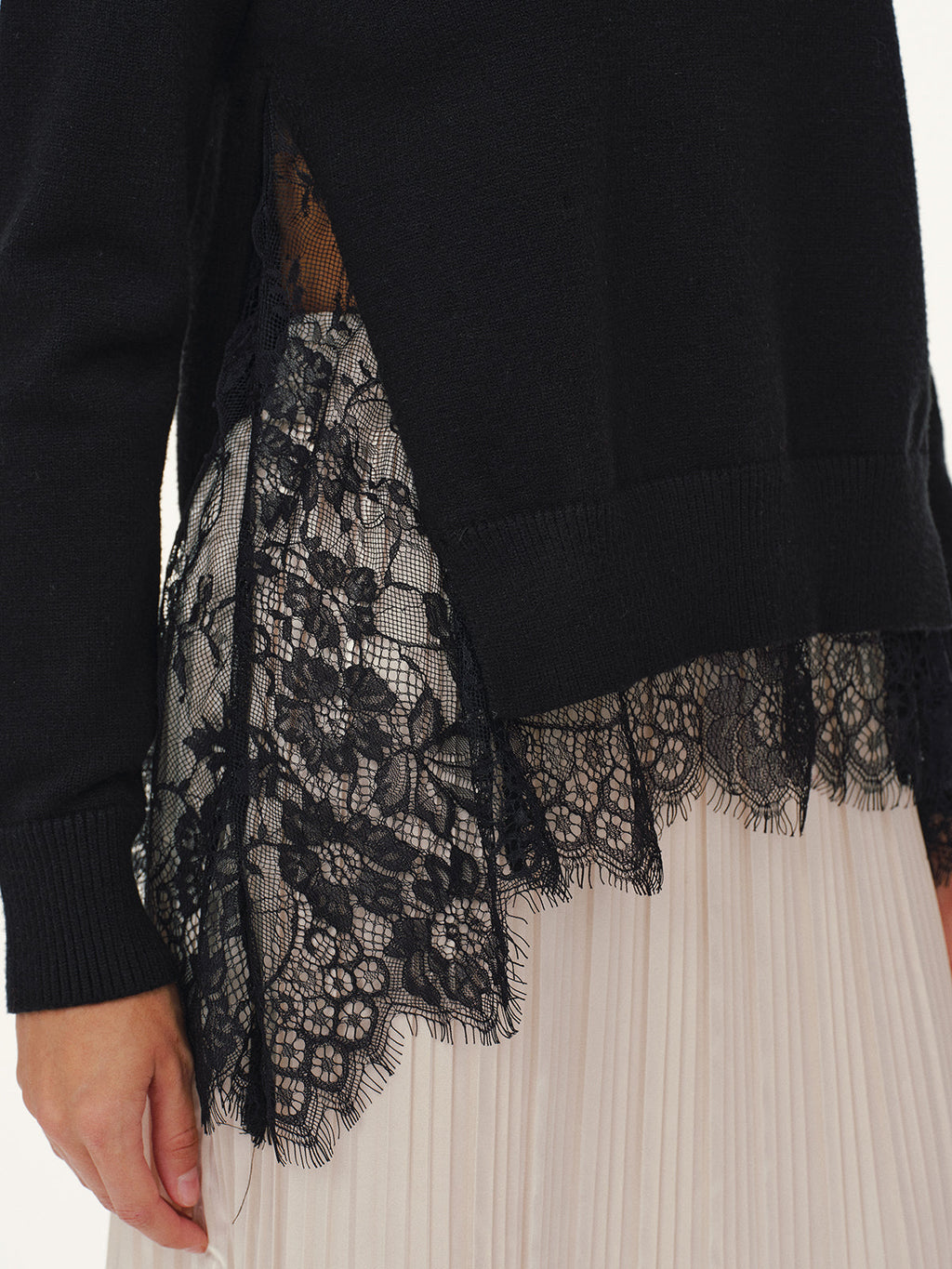 Pull tricoté à empiècement en dentelle