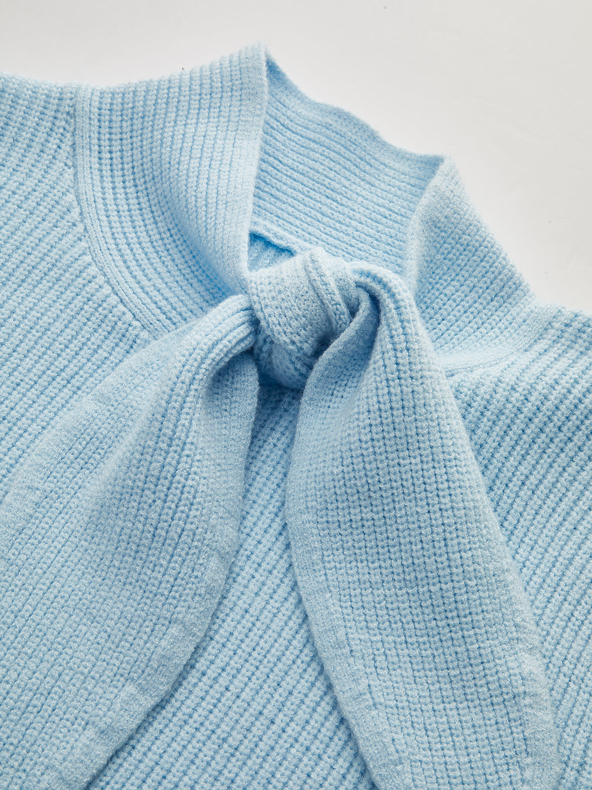 Kurzer Pullover mit Bindekragen
