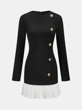 Mini-robe asymétrique à ourlet plissé et détails métalliques