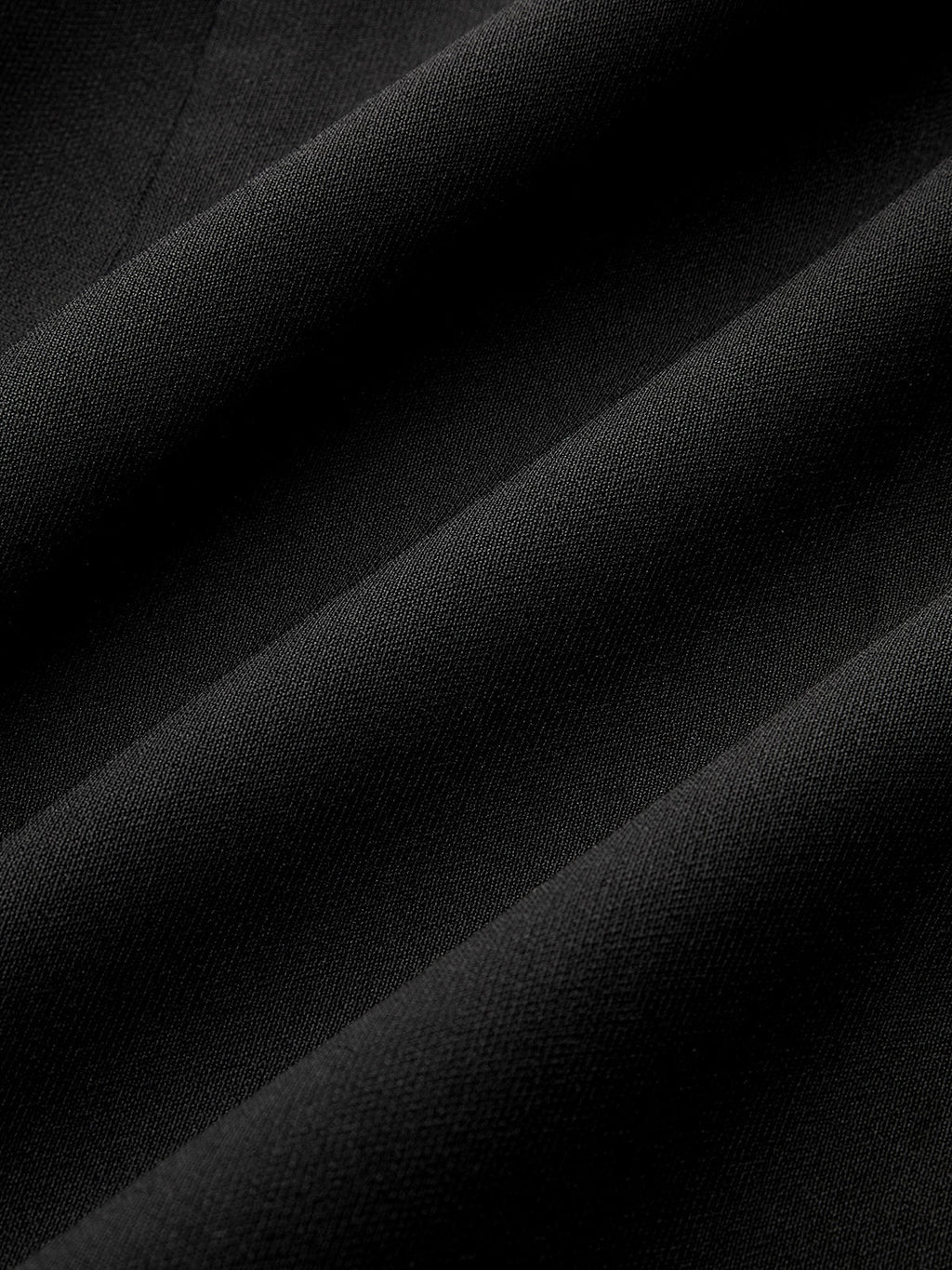 Mini-robe asymétrique à ourlet plissé et détails métalliques