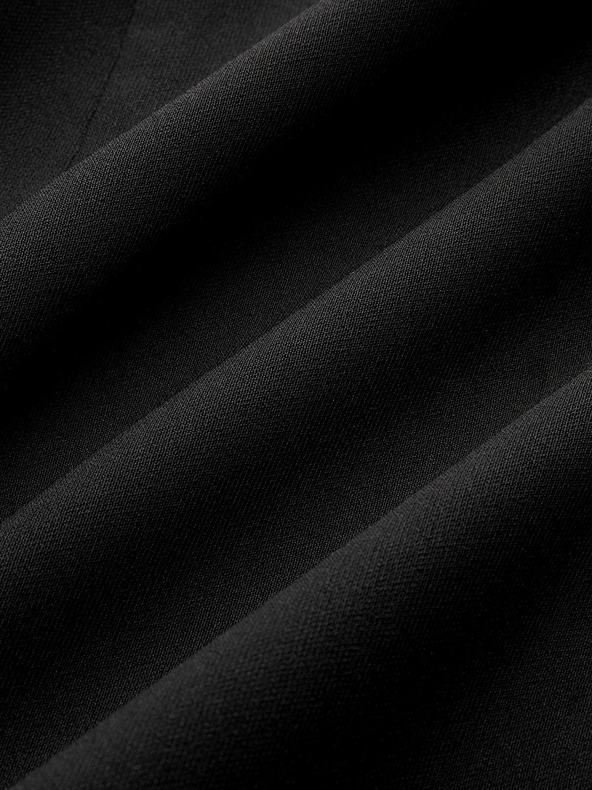 Mini-robe asymétrique à ourlet plissé et détails métalliques