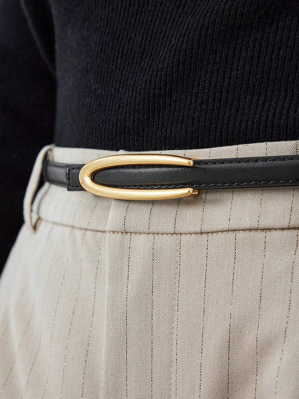 Dünner Gürtel aus PU-Leder mit goldener, ovaler Schnalle