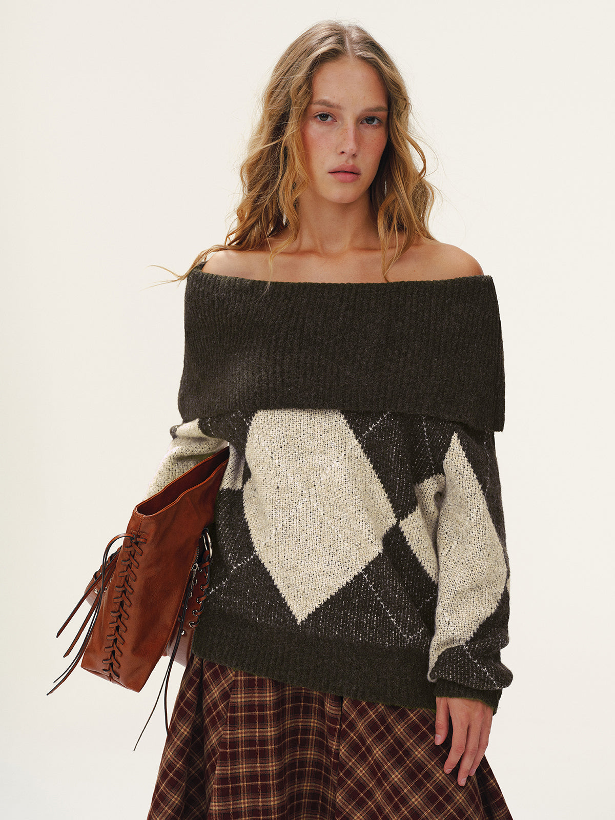 Pull motif argyle épaules dénudées