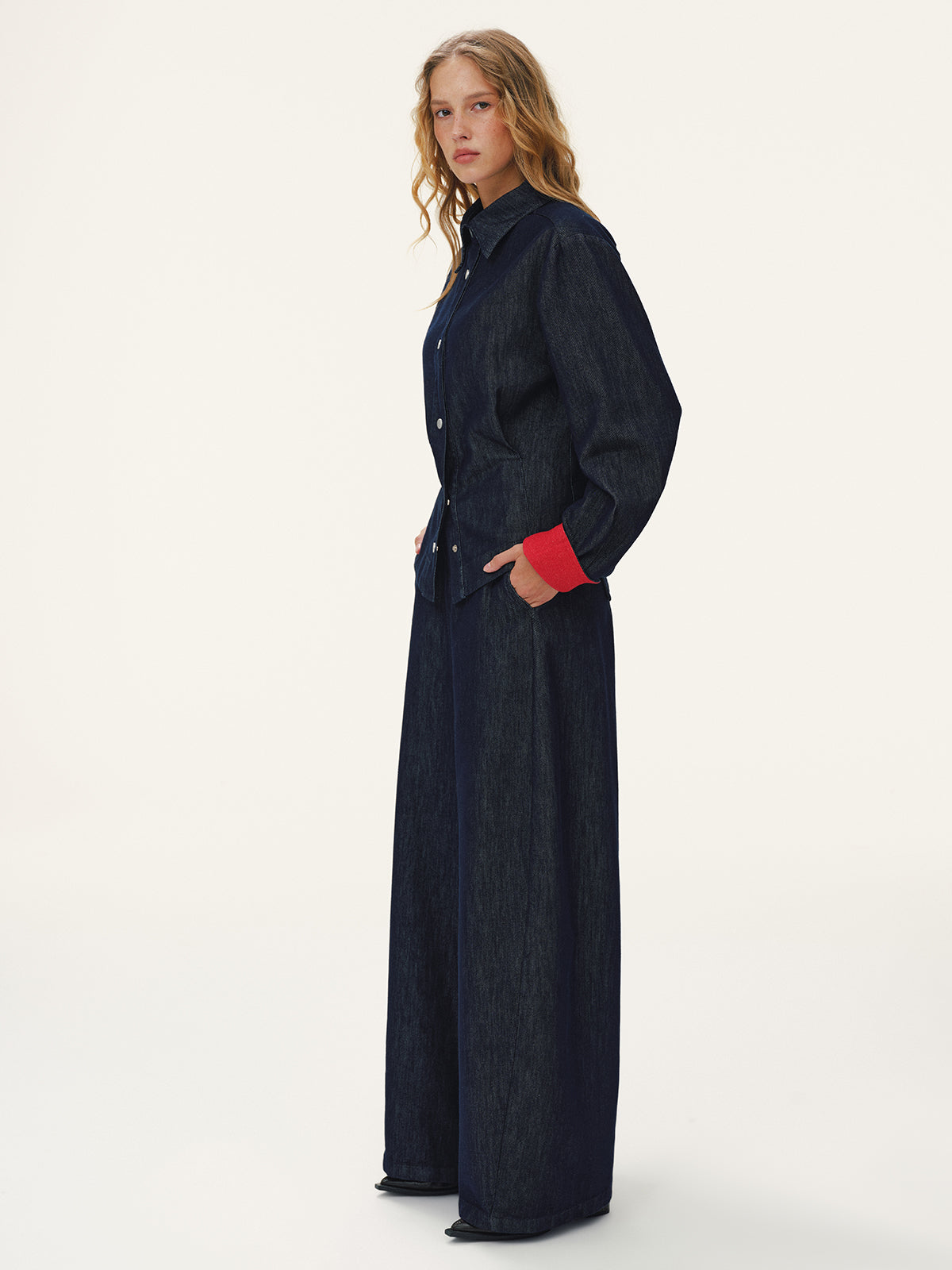 Jean droit en denim avec broderie cœur au dos