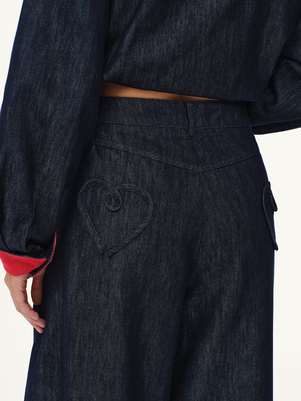 Jean droit en denim avec broderie cœur au dos