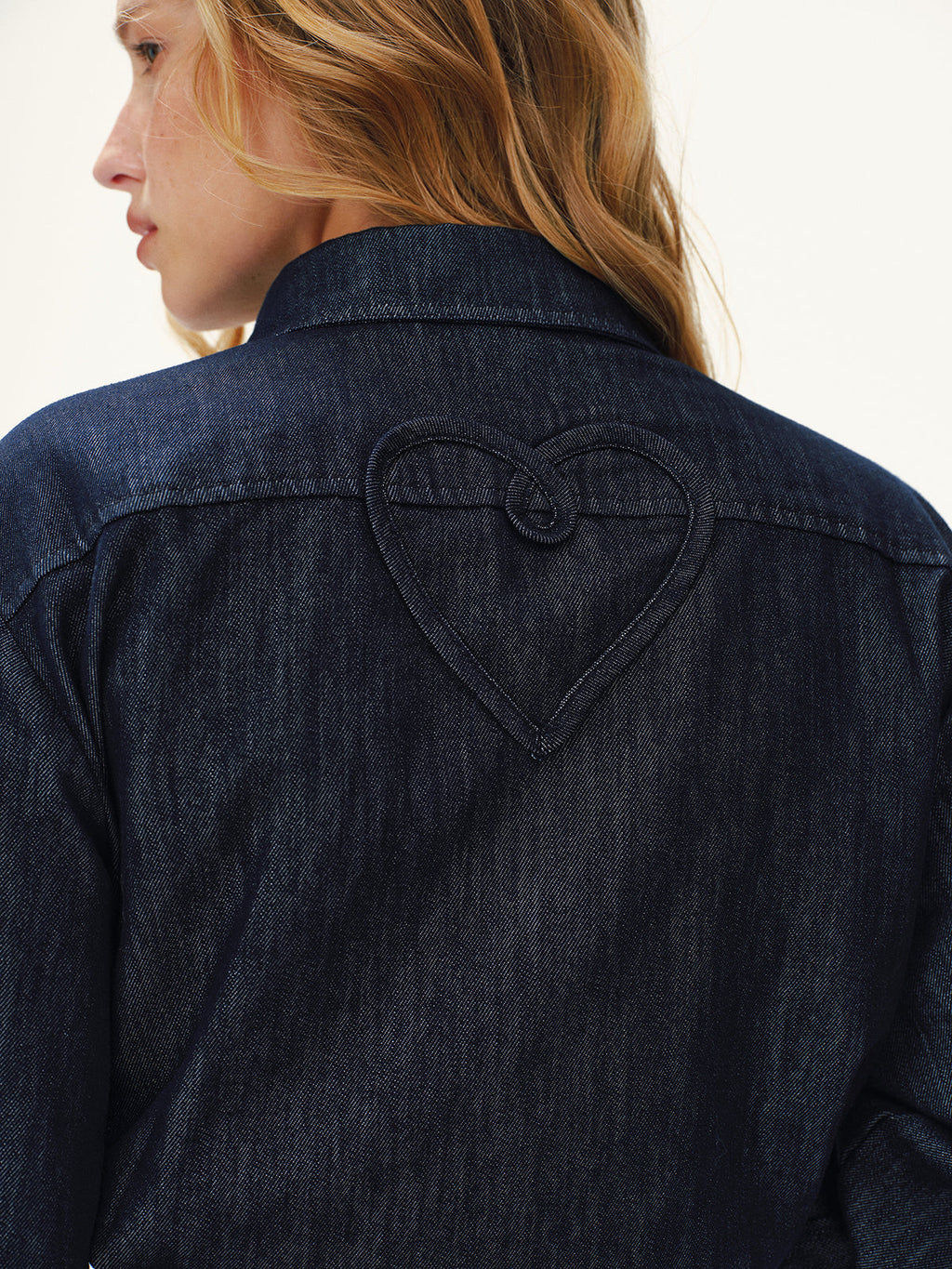 Chemise en jean avec poignets contrastants et détail cœur au dos