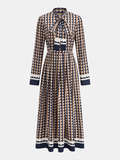 Gepunktetes Maxikleid mit Bindekragen