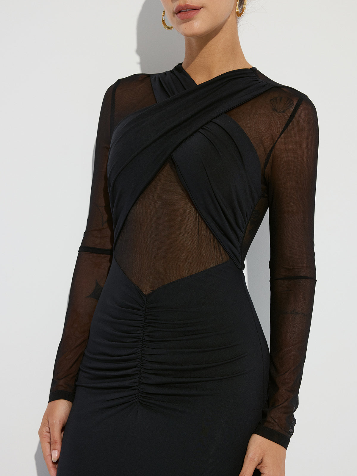 Maxikleid mit gerafftem Mesh-Einsatz vorne