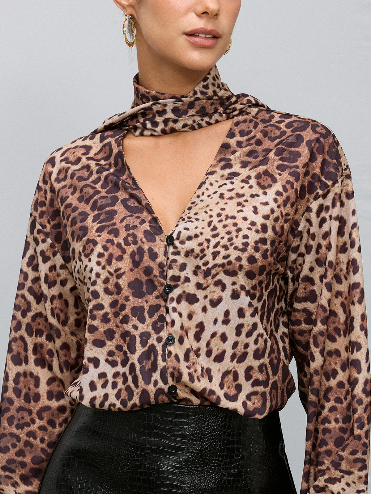 Langärmlige Leopardenbluse mit Bindekragen