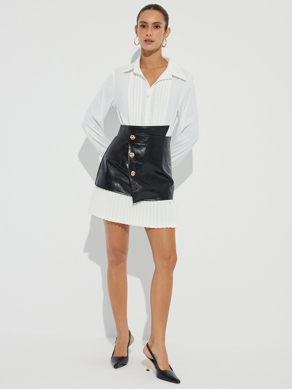 Mini-jupe asymétrique plissée en similicuir