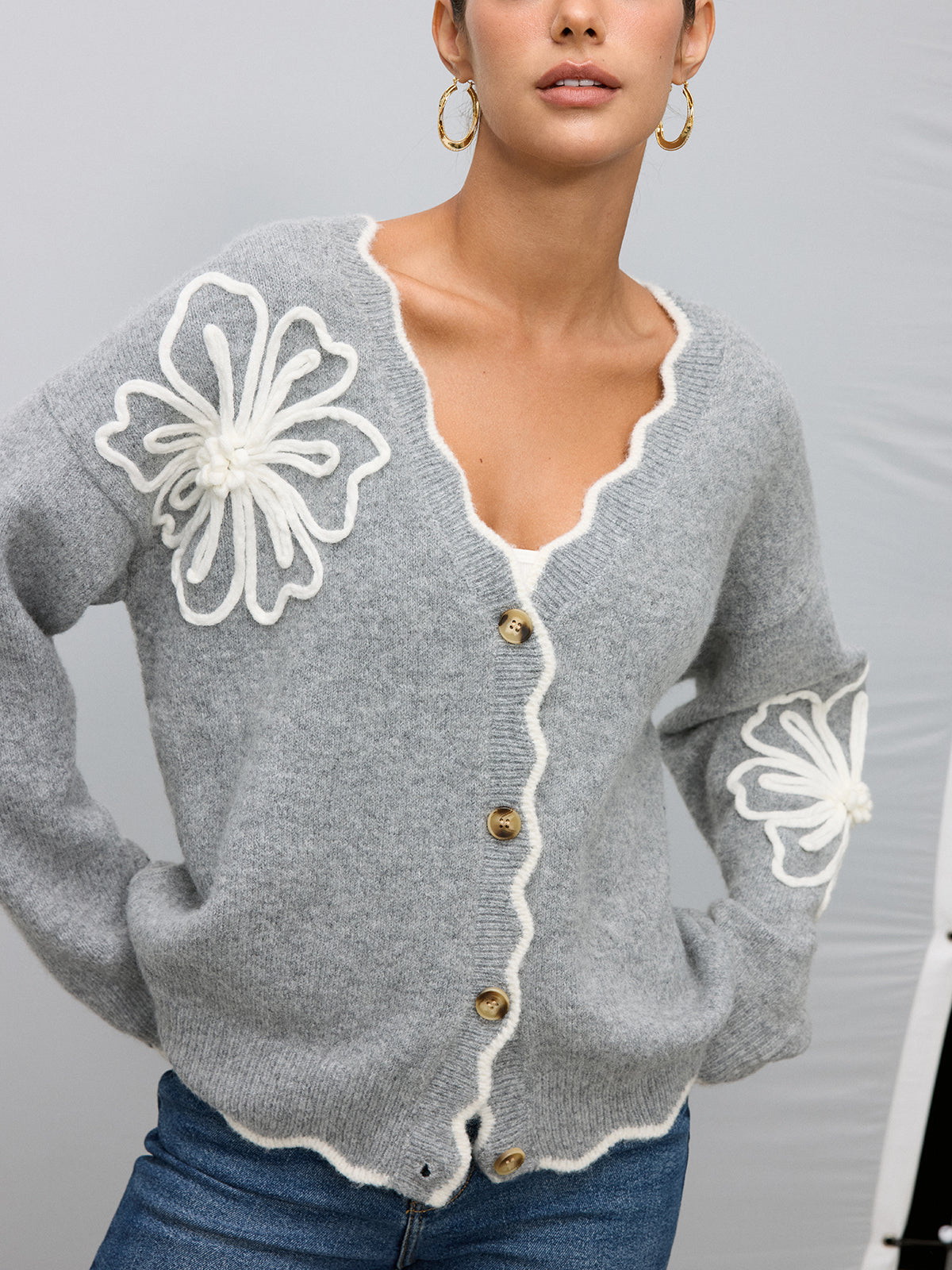 Cardigan aus Wollmischung mit Blütenapplikationen und Wellenkante