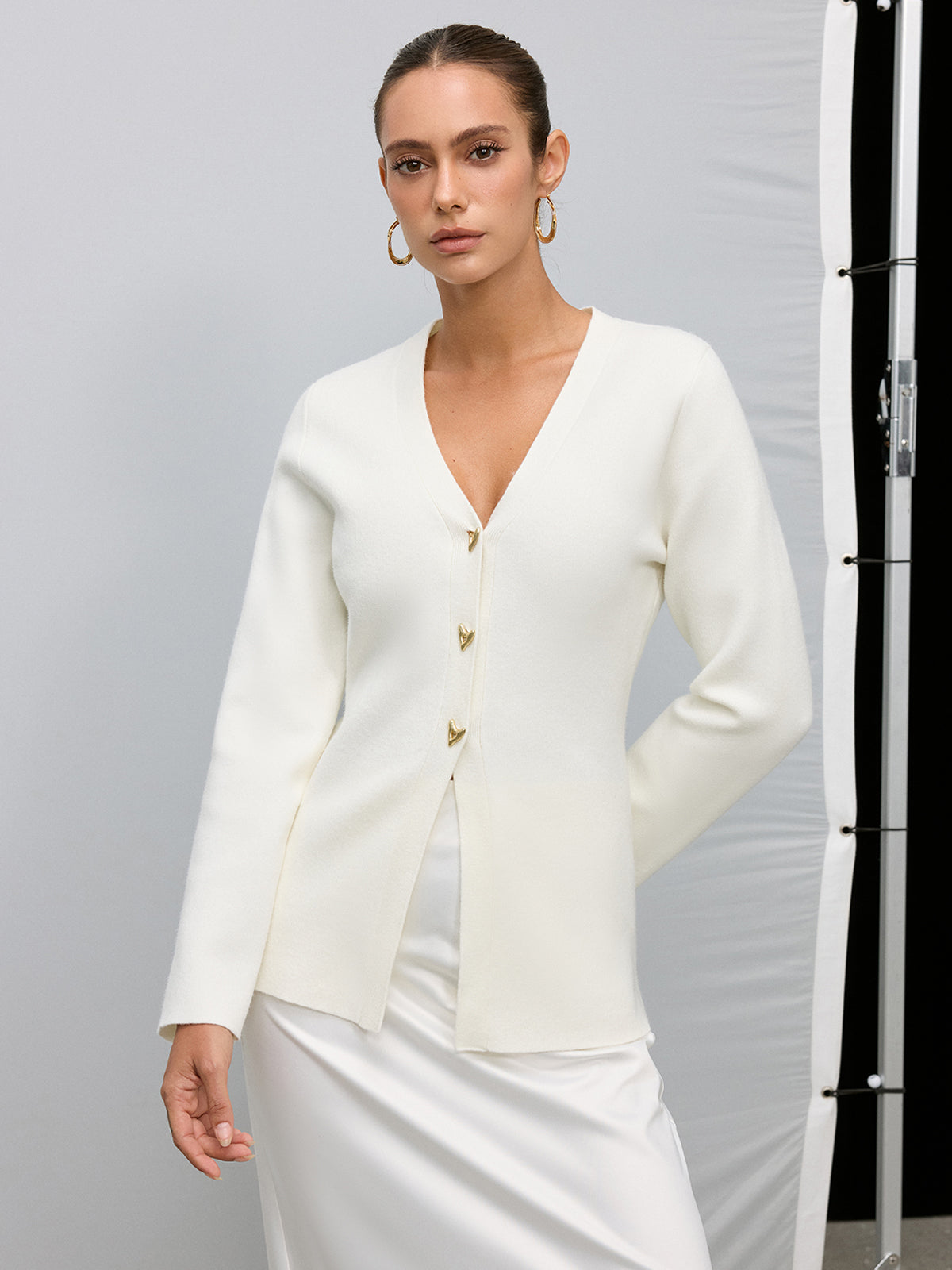 Strickjacke mit V-Ausschnitt und Metallknöpfen