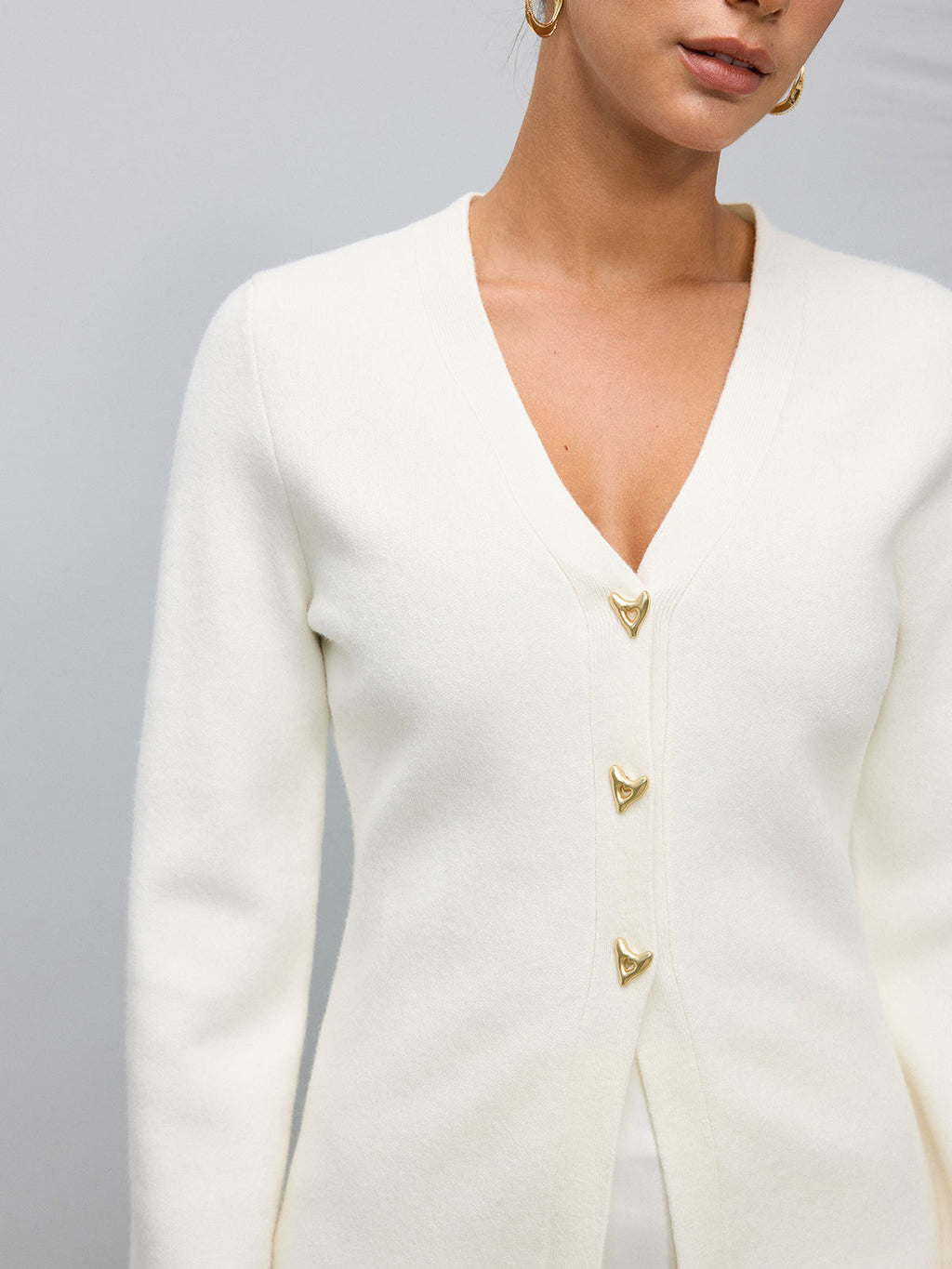 Strickjacke mit V-Ausschnitt und Metallknöpfen