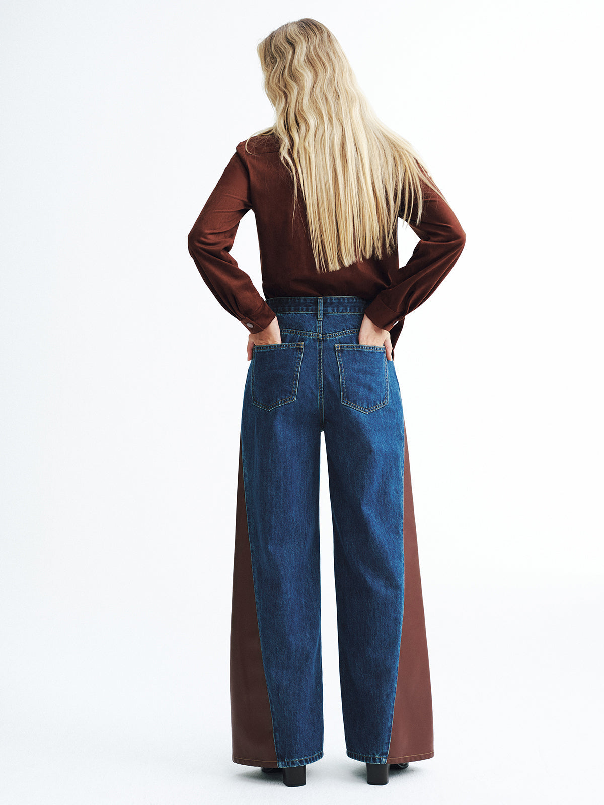 Jean large en denim mi-taille à empiècements contrastants