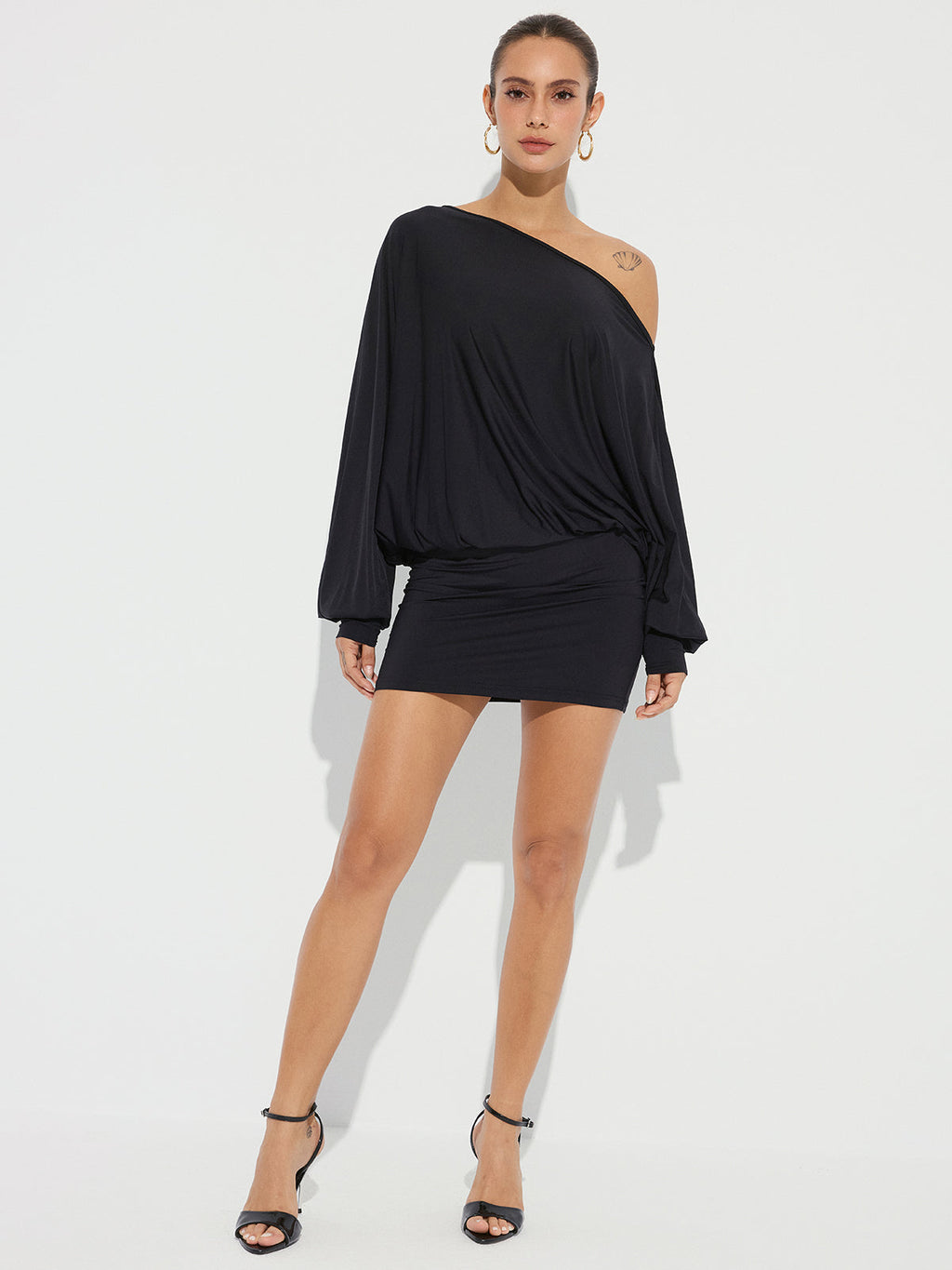 One-Shoulder Minikleid mit Raffungen und langen Ärmeln