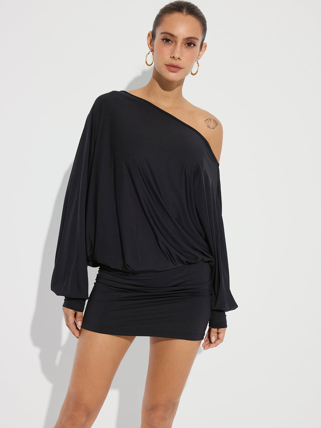One-Shoulder Minikleid mit Raffungen und langen Ärmeln