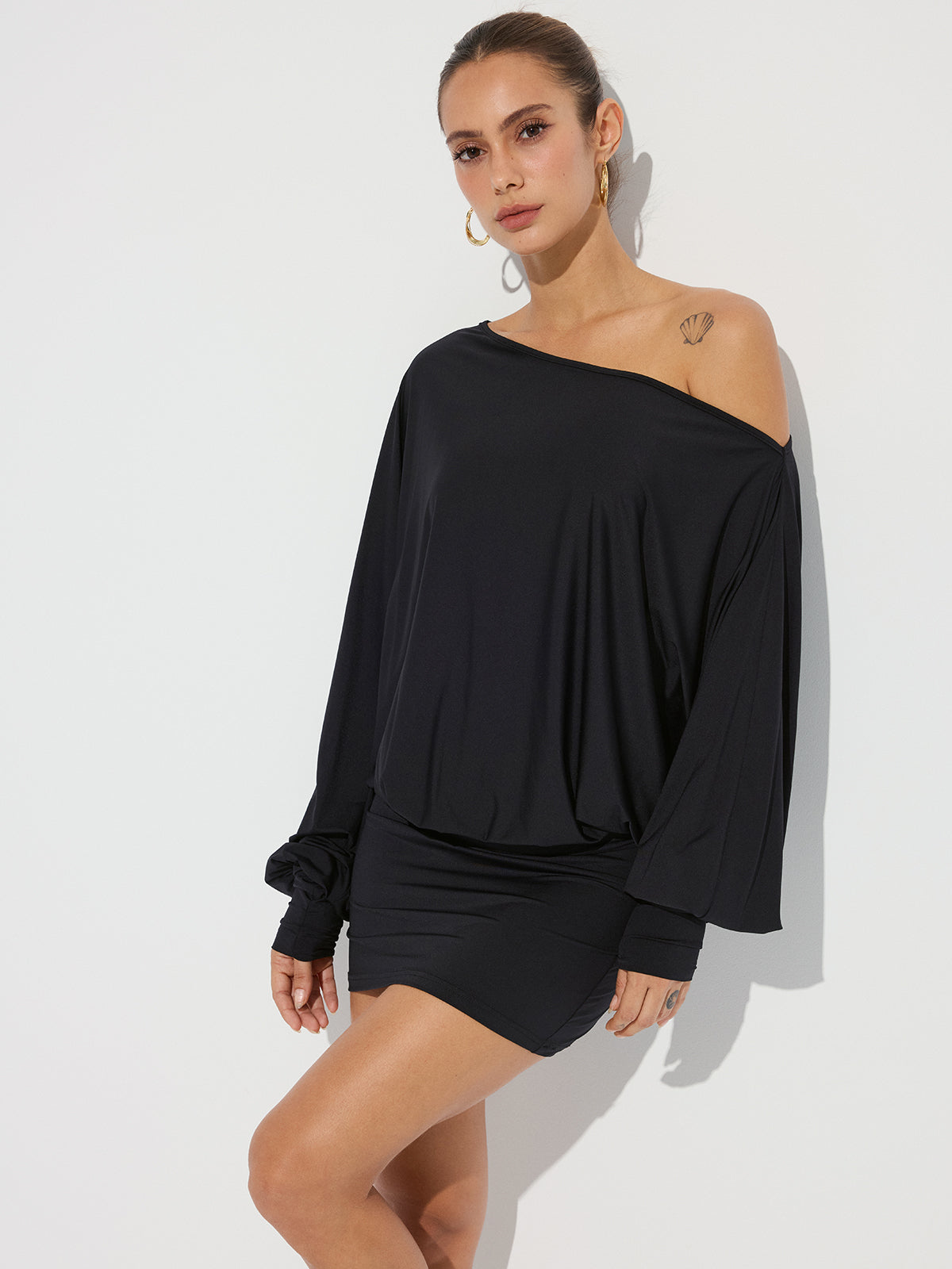 One-Shoulder Minikleid mit Raffungen und langen Ärmeln