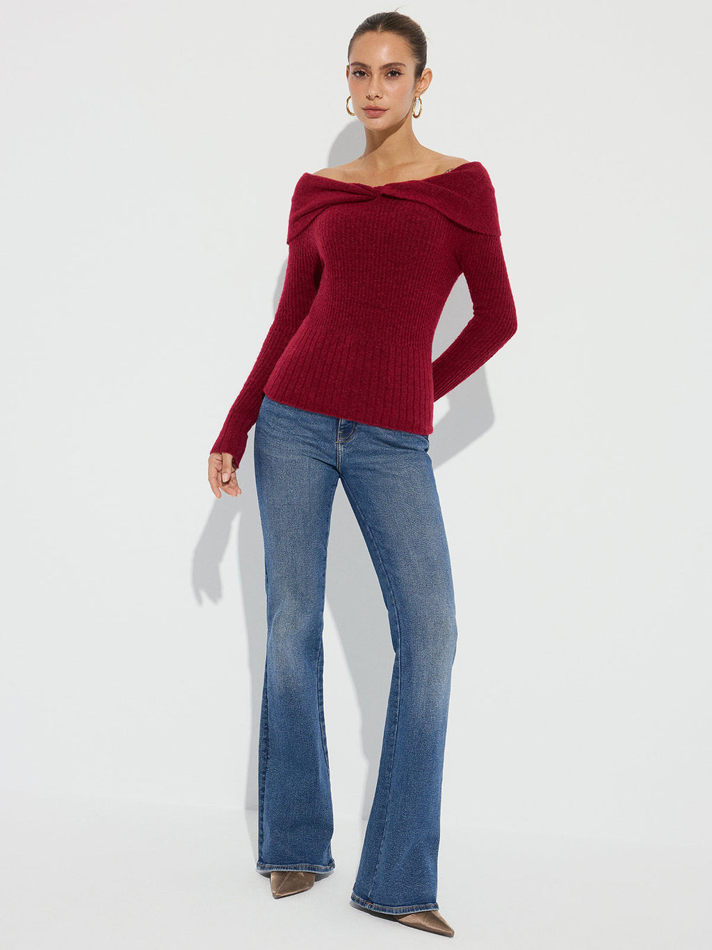 Strickpullover aus Wollmischung mit gedrehtem Off-Shoulder-Ausschnitt