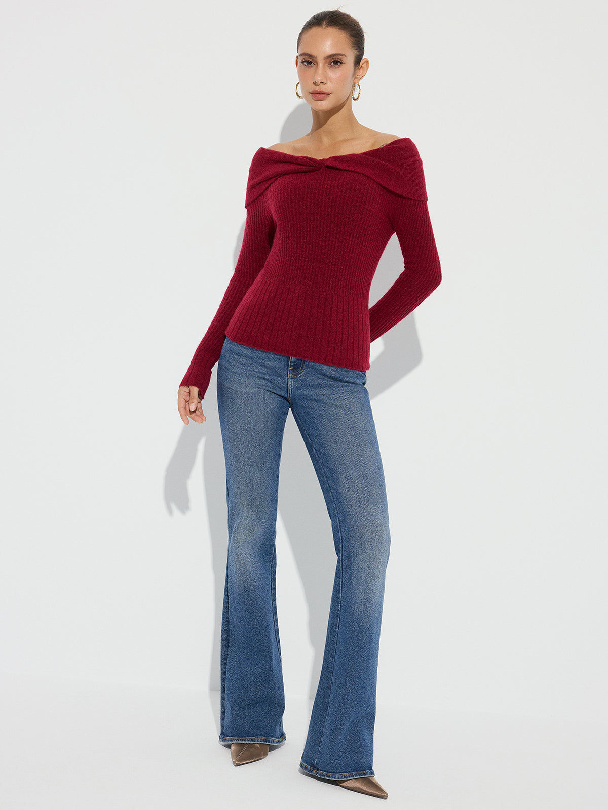 Strickpullover aus Wollmischung mit gedrehtem Off-Shoulder-Ausschnitt