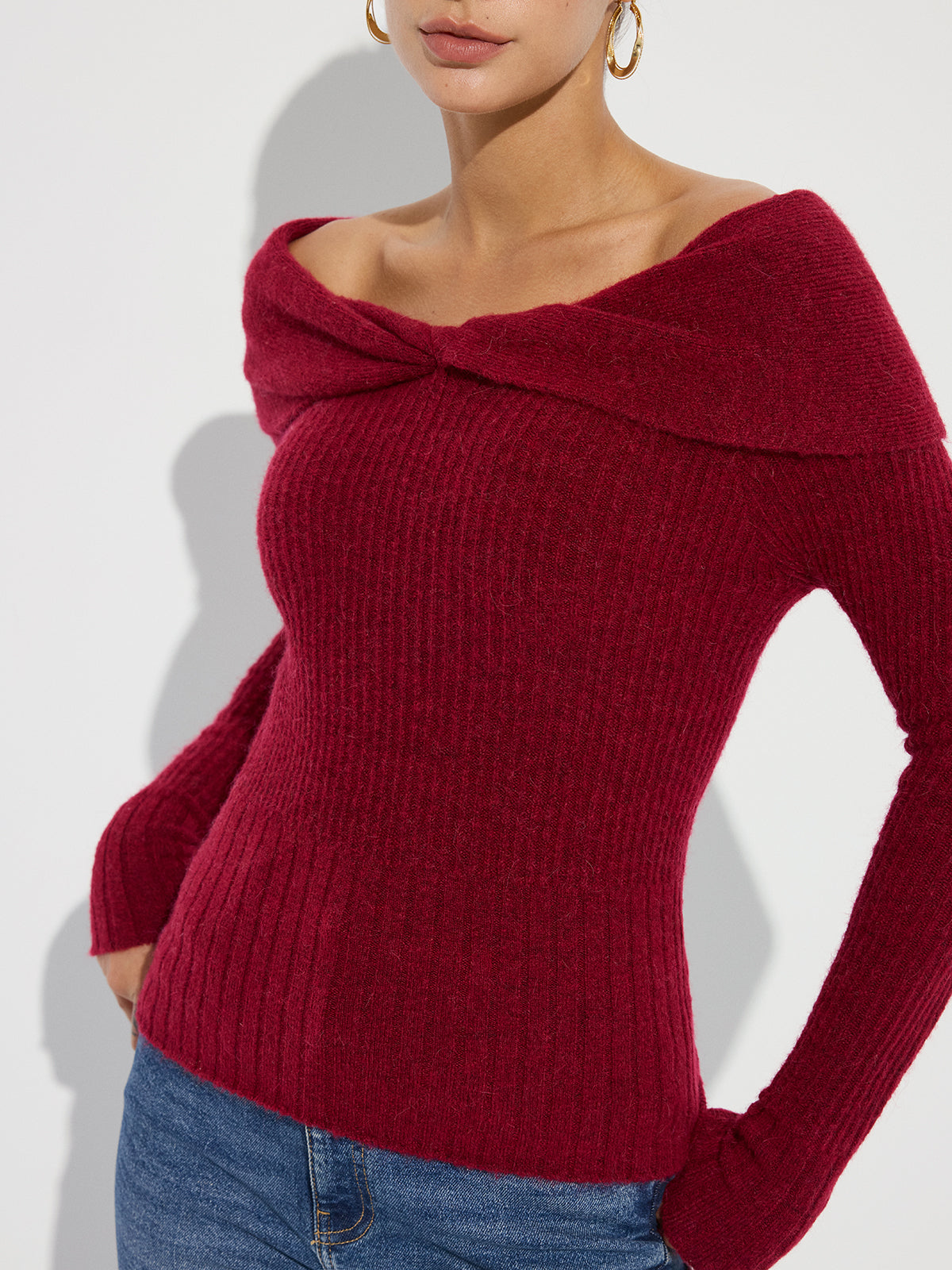 Strickpullover aus Wollmischung mit gedrehtem Off-Shoulder-Ausschnitt
