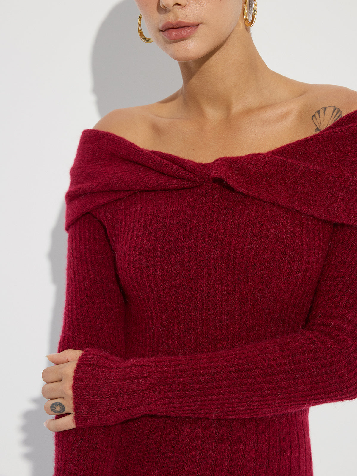 Strickpullover aus Wollmischung mit gedrehtem Off-Shoulder-Ausschnitt