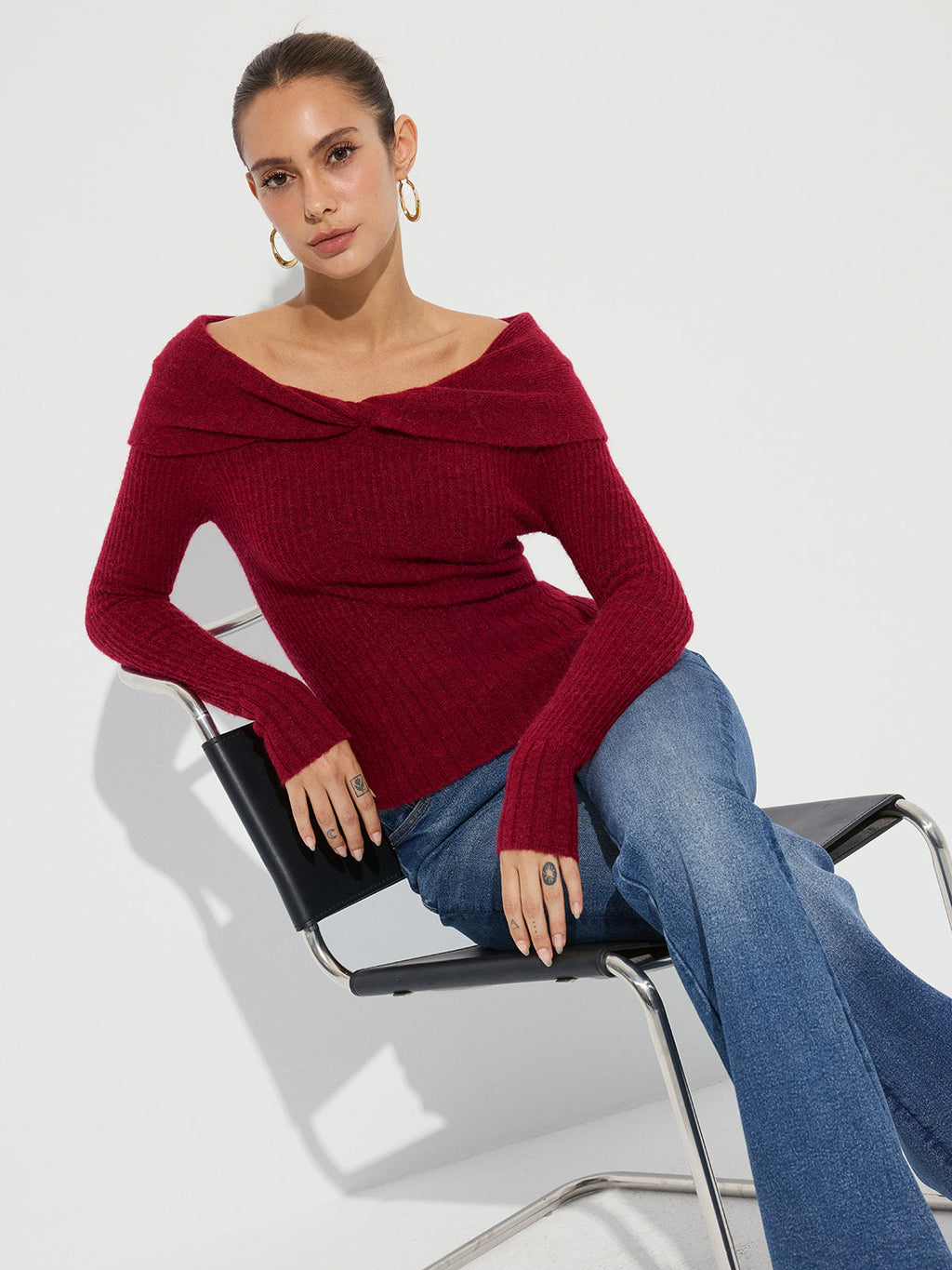 Strickpullover aus Wollmischung mit gedrehtem Off-Shoulder-Ausschnitt