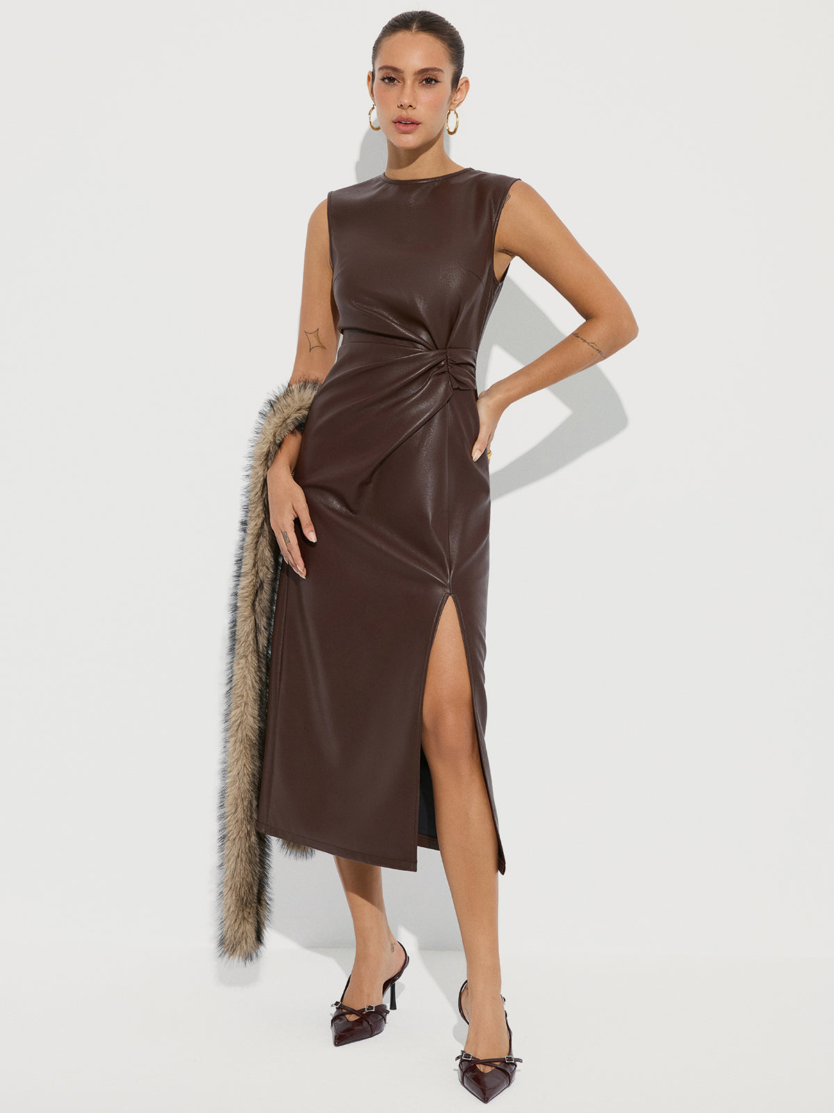 Verdrehtes ärmelloses Midi-Kleid aus Kunstleder mit Schlitz