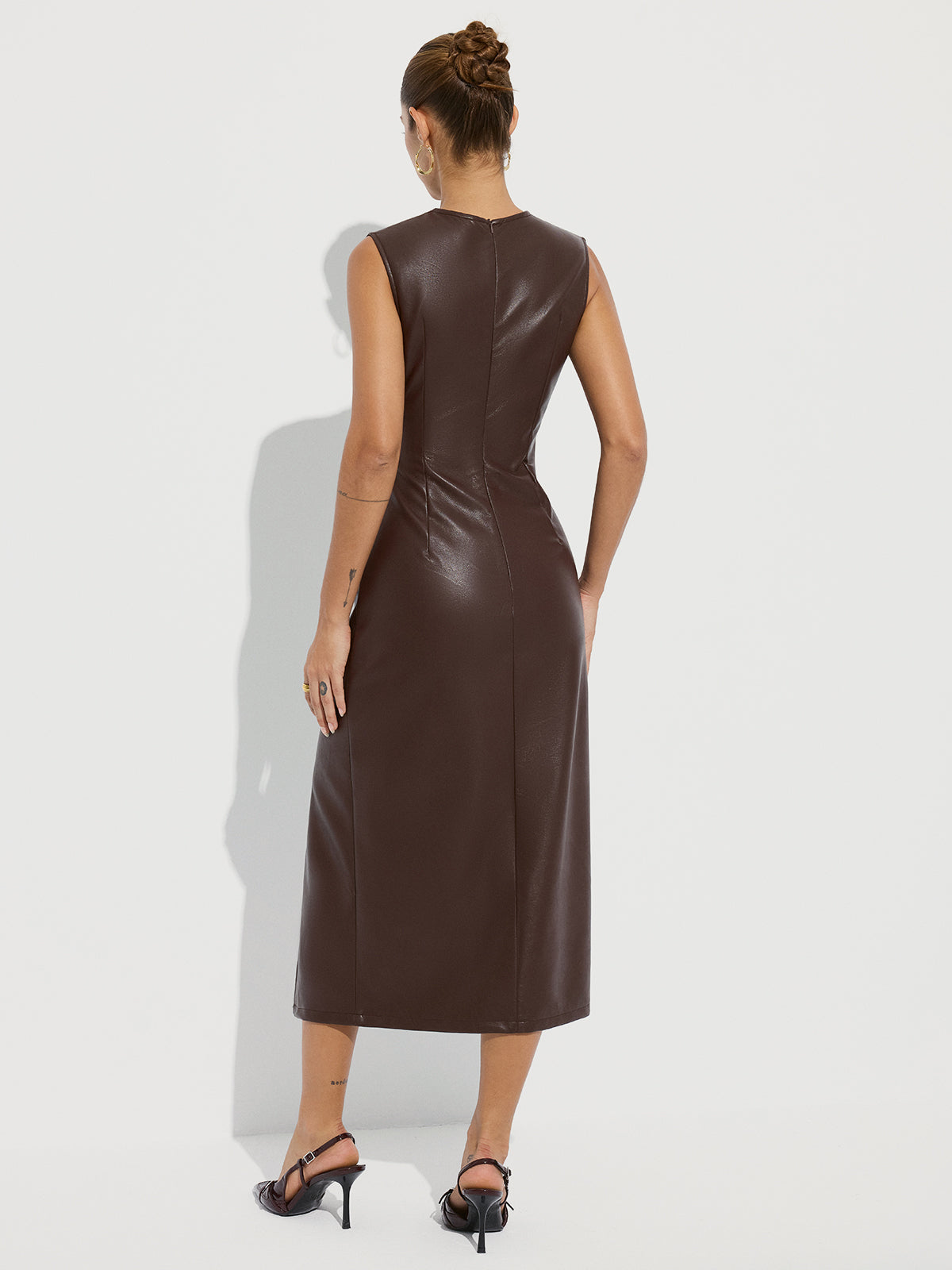 Robe midi sans manches fendue en similicuir torsadé
